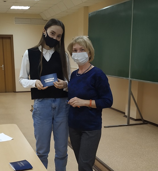 Студентам гр.21ЭБ1 вручили зачетные книжки